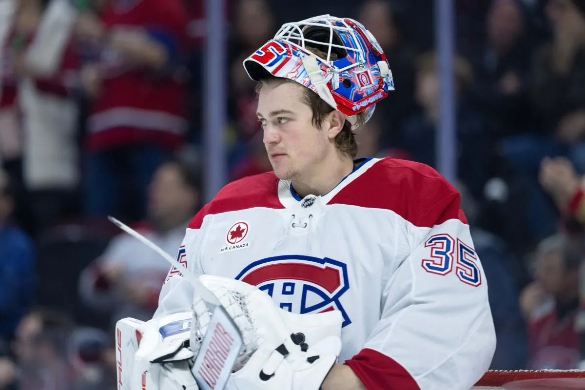 Le 17 janvier 2026, &agrave; Ottawa, en Ontario, Samuel Montembeault, le gardien de but des Canadiens de Montr&eacute;al (35), l&egrave;ve les yeux vers la glace lors d'une pause dans le premier tiers contre les S&eacute;nateurs d'Ottawa, au Canadian Tire Centre.