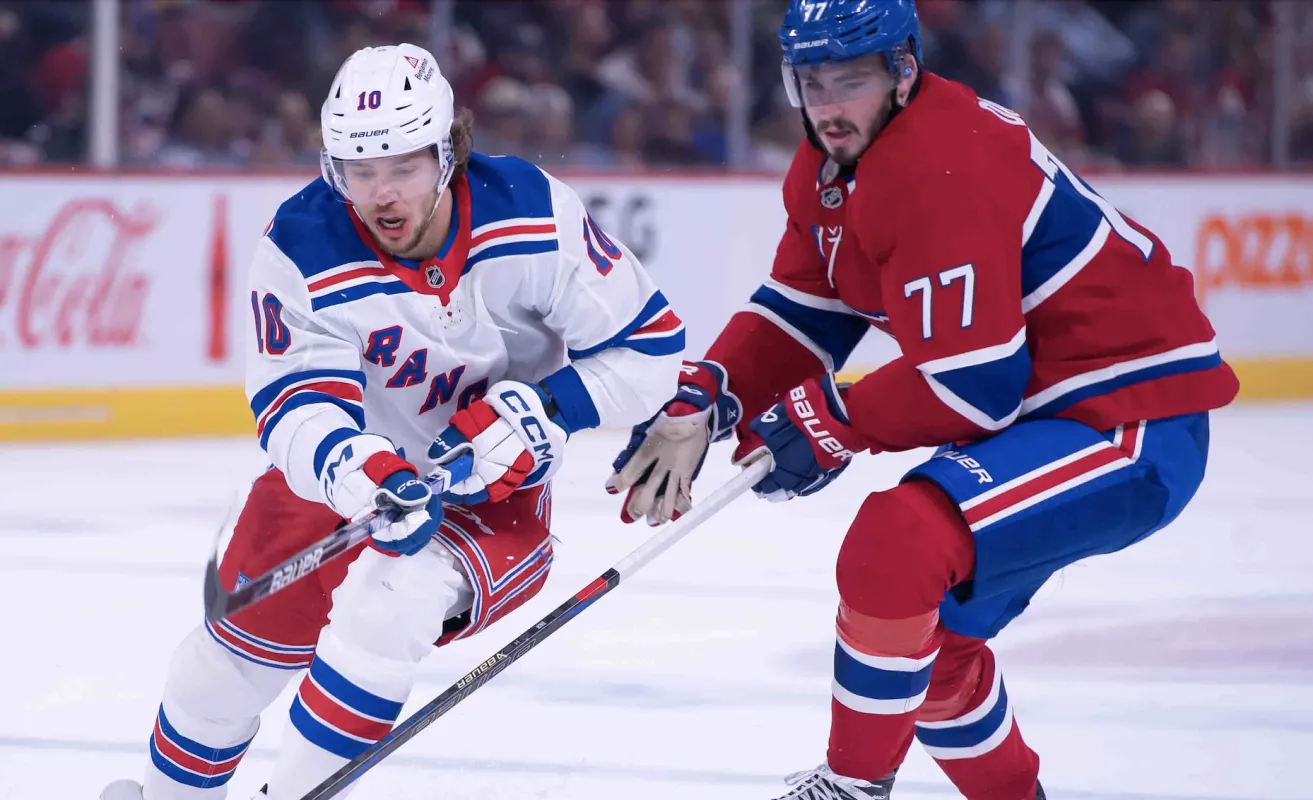 L'ailier gauche des Rangers de New York Artemi Panarin (10) affronte le centre des Canadiens de Montr&eacute;al Kirby Dach (77) lors de la premi&egrave;re p&eacute;riode au Centre Bell.