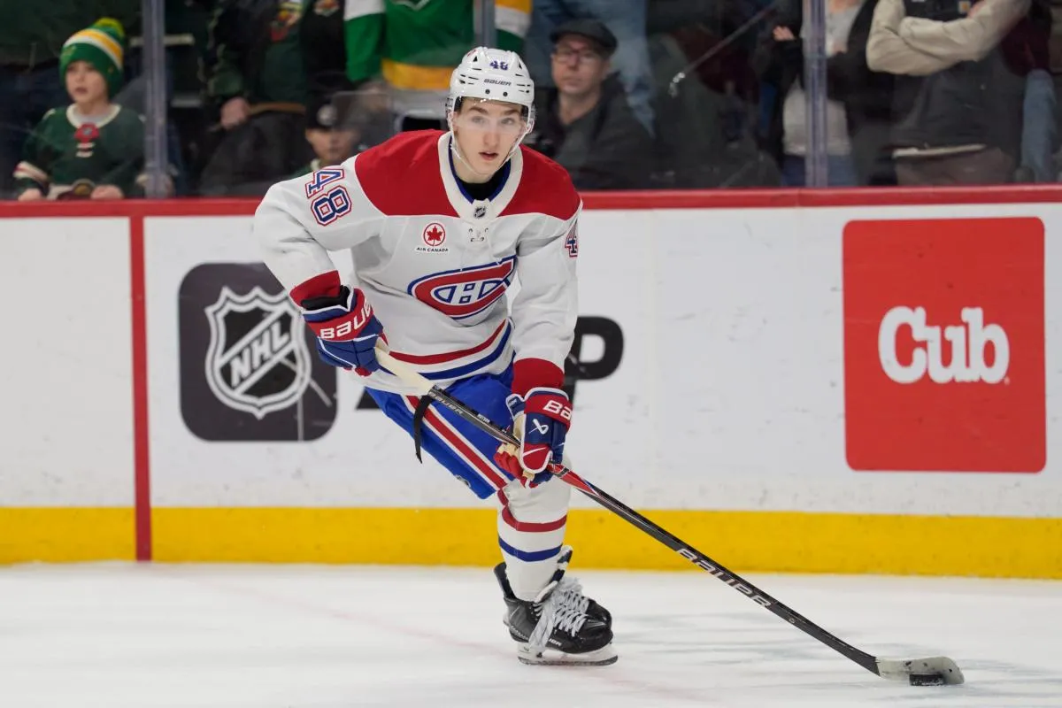 le d&eacute;fenseur du club de hockey sur glace des Canadiens de Montr&eacute;al, Lane Hutson (48), contr&ocirc;le la rondelle contre les Wild du Minnesota en prolongation au Grand Casino Arena.