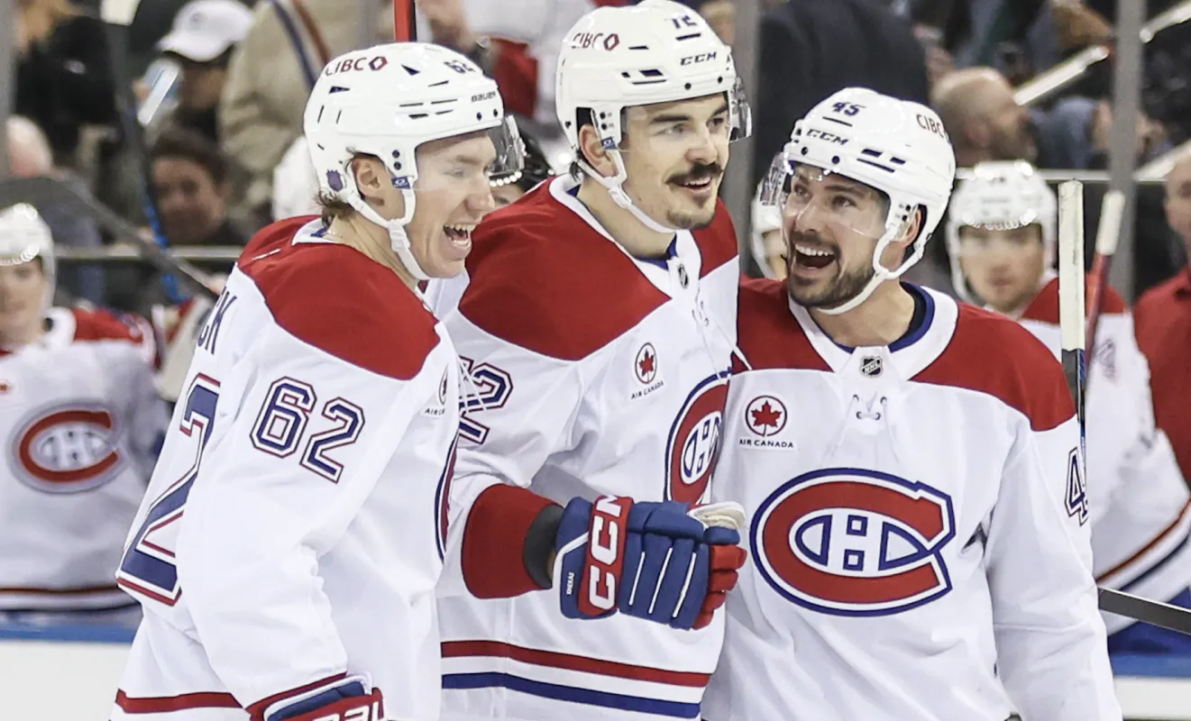 Le d&eacute;fenseur des Canadiens de Montr&eacute;al Arber Xhekaj (72) c&eacute;l&egrave;bre avec ses co&eacute;quipiers apr&egrave;s avoir marqu&eacute; un but en premi&egrave;re p&eacute;riode contre les Rangers de New York au Madison Square Garden.