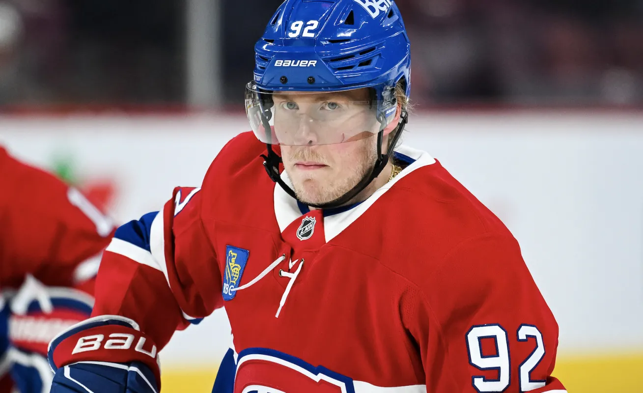 L'ailier droit des Canadiens de Montr&eacute;al, Patrik Laine (92), observe pendant l'&eacute;chauffement avant le match contre les Devils du New Jersey au Centre Bell.