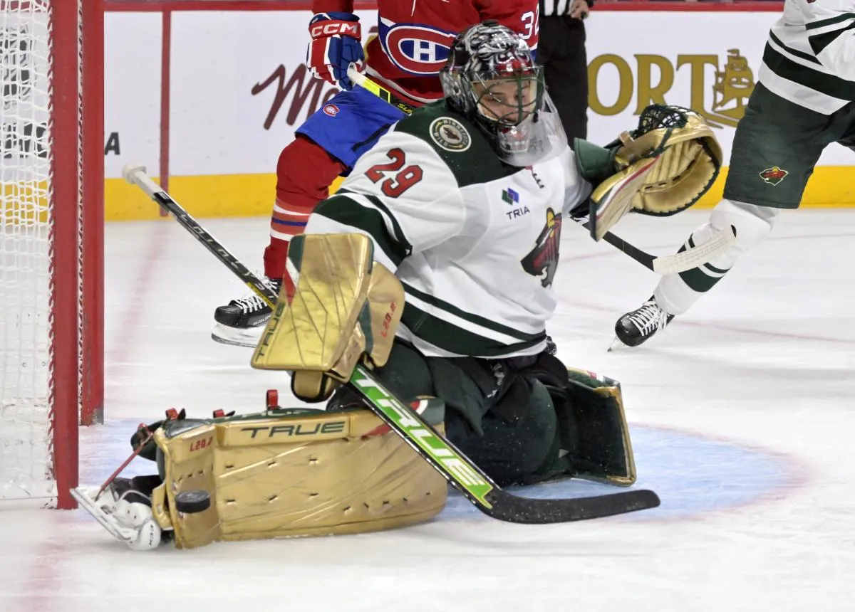 le gardien de but des Minnesota Wild, Marc-Andr&eacute; Fleury (29), effectue un arr&ecirc;t contre les Montr&eacute;al Canadiens lors du deuxi&egrave;me tiers-temps au Centre Bell.