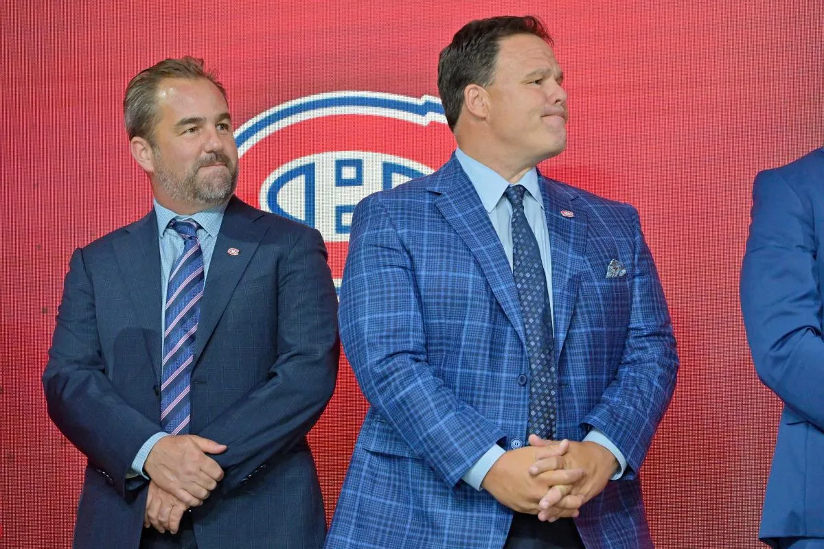 Le 7 juillet 2022, &agrave; Montr&eacute;al, au Qu&eacute;bec, le propri&eacute;taire des Canadiens de Montr&eacute;al, Geoff Molson (&agrave; gauche), et le vice-pr&eacute;sident ex&eacute;cutif des op&eacute;rations hockey, Jeff Gorton (&agrave; droite), observent la s&eacute;lection de Filip Mesar (non visible) en tant que 26e choix au total par les Canadiens de Montr&eacute;al lors du premier tour du draft 2022 de la LNH au Centre Bell.