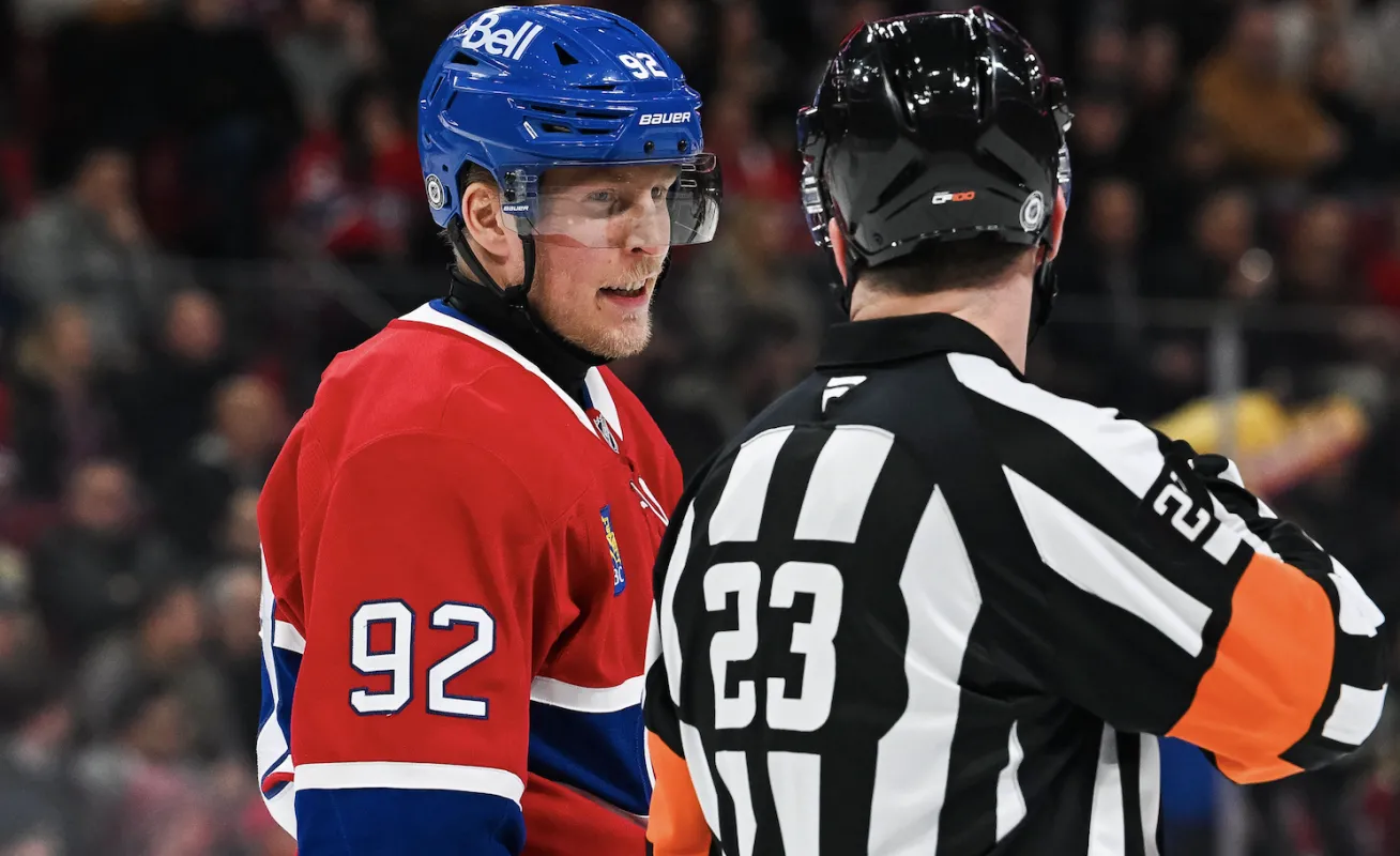 L'ailier droit des Canadiens de Montr&eacute;al Patrik Laine (92) discute avec l'arbitre de la LNH Corey Syvret (23) lors du match contre les Ducks d'Anaheim au cours de la premi&egrave;re p&eacute;riode au Centre Bell.