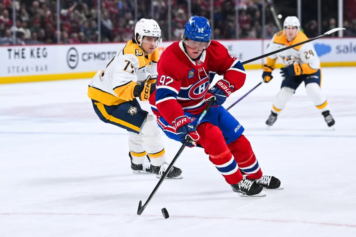 Le 16 octobre 2025, &agrave; Montr&eacute;al, au Qu&eacute;bec, le joueur de hockey sur glace Patrik Laine (92) des Canadiens de Montr&eacute;al d&eacute;fend la rondelle contre Luke Evangelista (77) des Predators de Nashville lors de la premi&egrave;re p&eacute;riode au Centre Bell.
