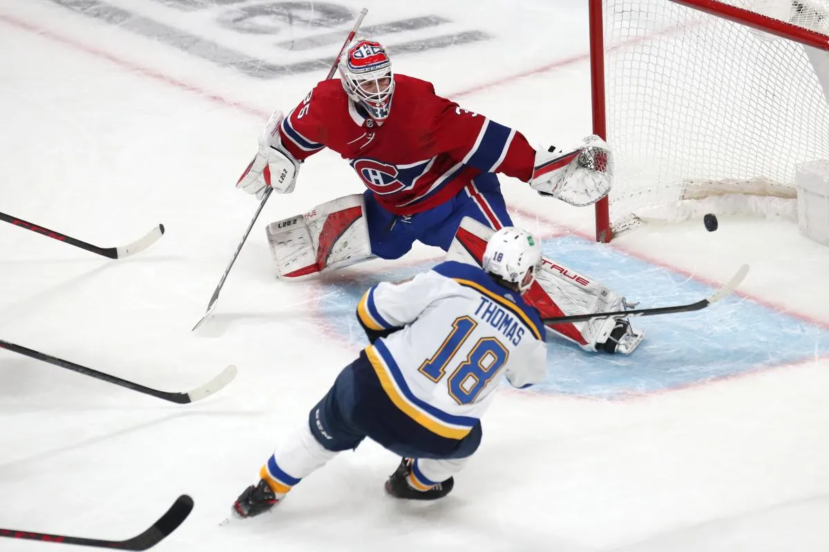 Robert Thomas (18), centre des Blues de St. Louis, marque un but contre le gardien des Canadiens de Montr&eacute;al, Sam Montembeault (35), en premi&egrave;re p&eacute;riode au Centre Bell.