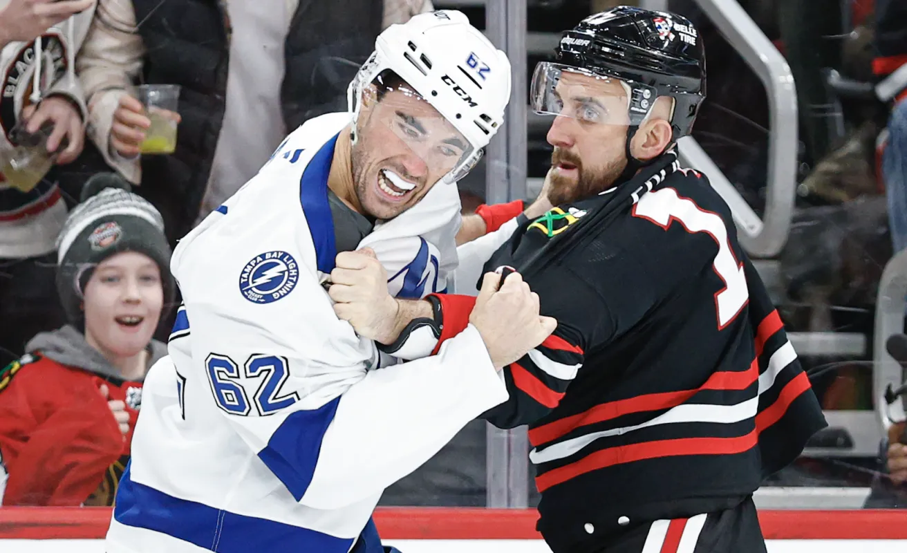Nick Foligno (17), ailier gauche des Blackhawks de Chicago, se bat avec Jack Finley (62), centre du Lightning de Tampa Bay, pendant la premi&egrave;re p&eacute;riode au United Center.