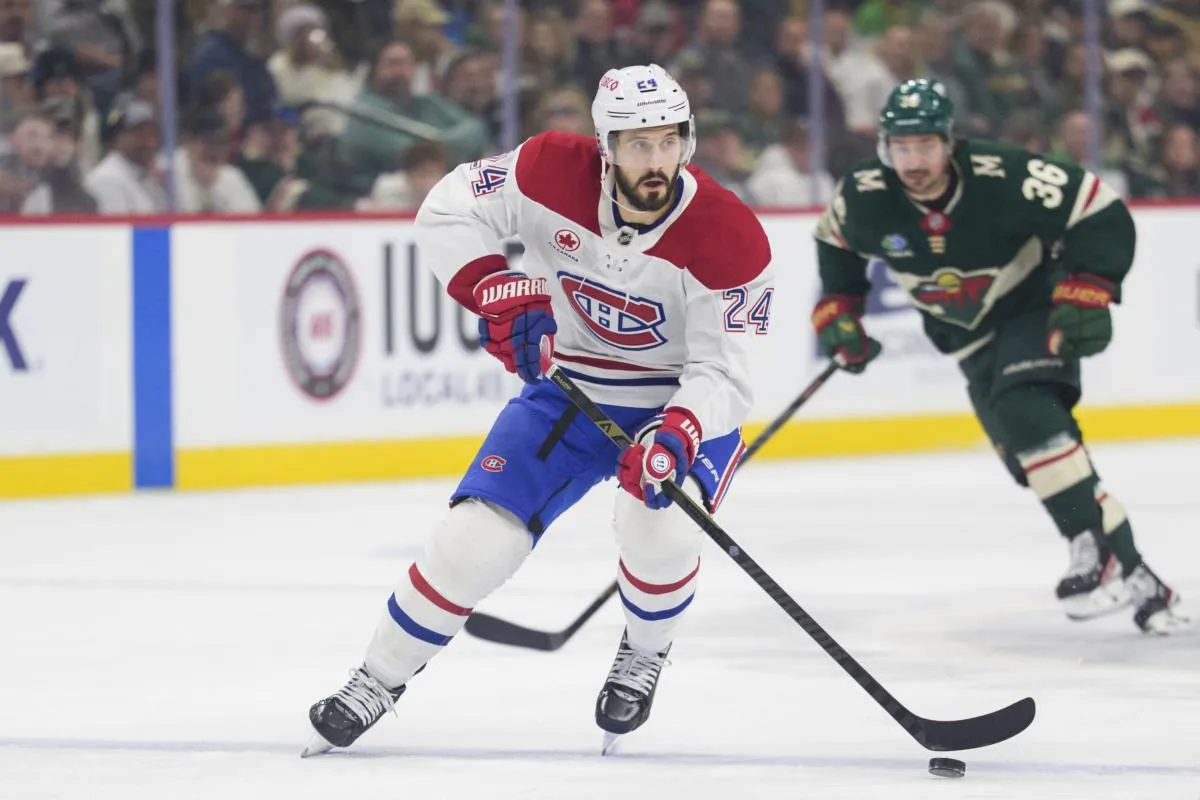 le centre des Canadiens de Montr&eacute;al, Phillip Danault (24), patine avec la rondelle contre le Wild du Minnesota au Grand Casino Arena.