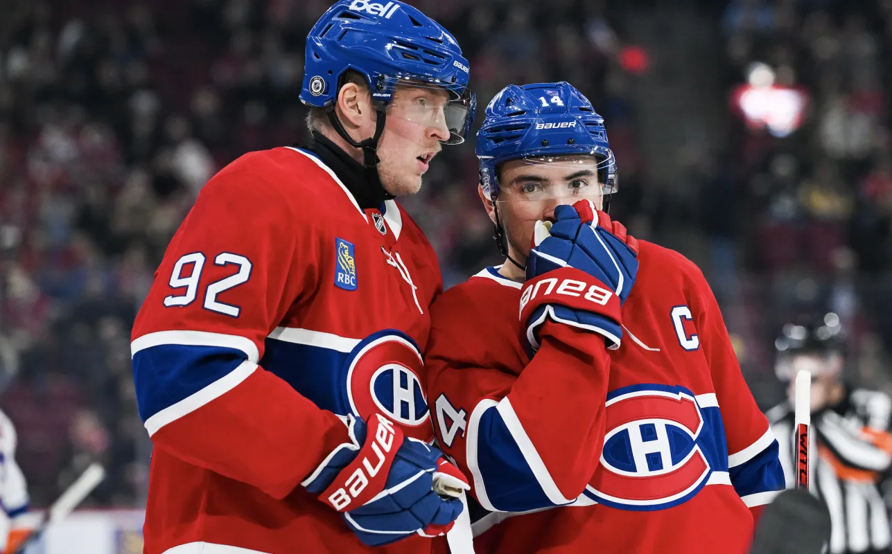 L'ailier droit des Canadiens de Montr&eacute;al Patrik Laine (92) discute avec le centre Nick Suzuki (14) contre les Islanders de New York pendant la premi&egrave;re p&eacute;riode au Centre Bell.