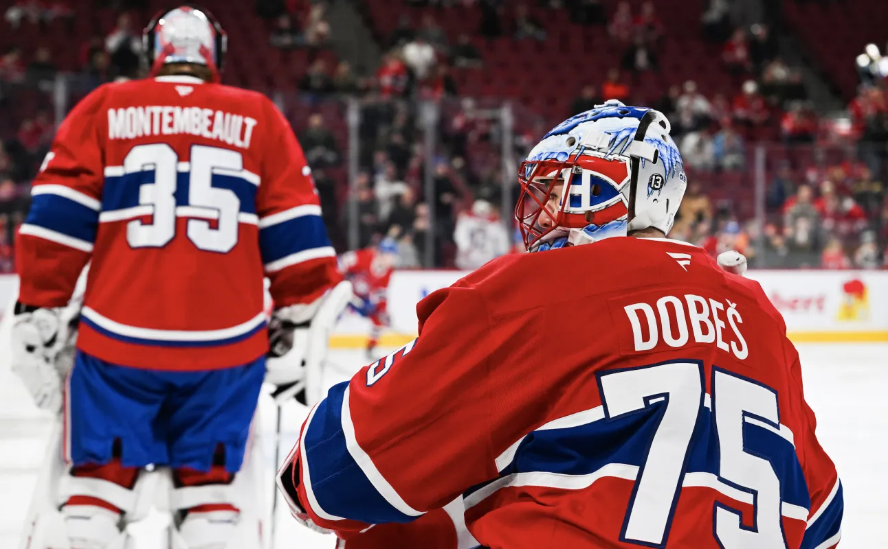 Le gardien des Canadiens de Montr&eacute;al Jakub Dobes (75) se tient derri&egrave;re le gardien Sam Montembeault (35) pendant l'&eacute;chauffement avant le match contre les Jets de Winnipeg au Centre Bell.