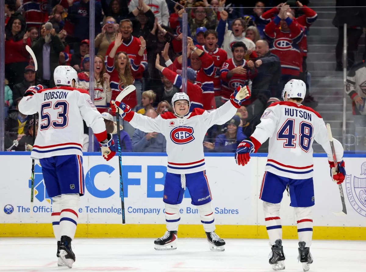 Cole Caufield (13), ailier droit des Canadiens de Montr&eacute;al, exulte apr&egrave;s avoir marqu&eacute; un but en troisi&egrave;me p&eacute;riode contre les Sabres de Buffalo au KeyBank Center.
