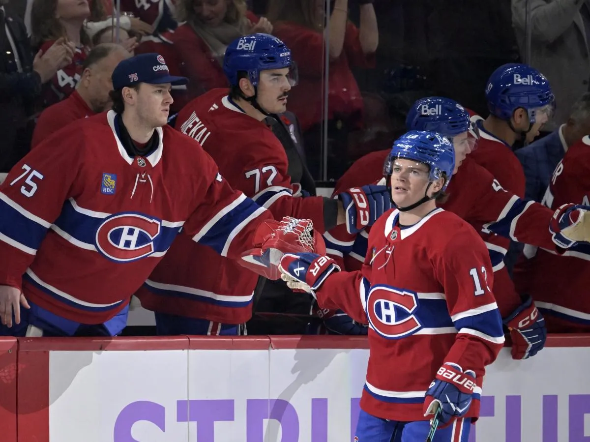 l'attaquant des Canadiens de Montr&eacute;al, Cole Caufield (13), c&eacute;l&egrave;bre avec ses co&eacute;quipiers, dont le gardien de but, Jakub Dobes (75), et le d&eacute;fenseur, Arber Xhekaj (72), apr&egrave;s avoir marqu&eacute; un but contre les Utah Mammoth lors du deuxi&egrave;me tiers-temps au Centre Bell.