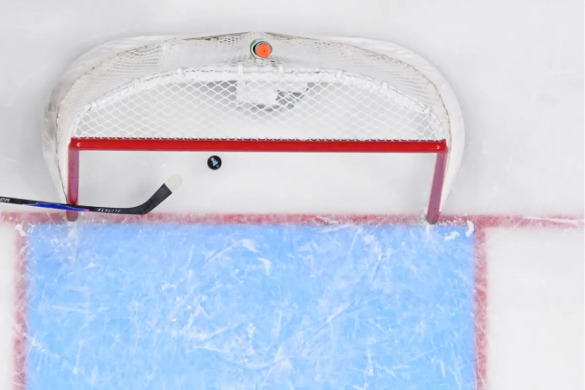 le Su&eacute;dois Ivar Stenberg (15) marque un but dans le but vide contre la R&eacute;publique tch&egrave;que lors du troisi&egrave;me tiers de la finale du championnat du monde junior de hockey sur glace 2026 au Grand Casino Arena.