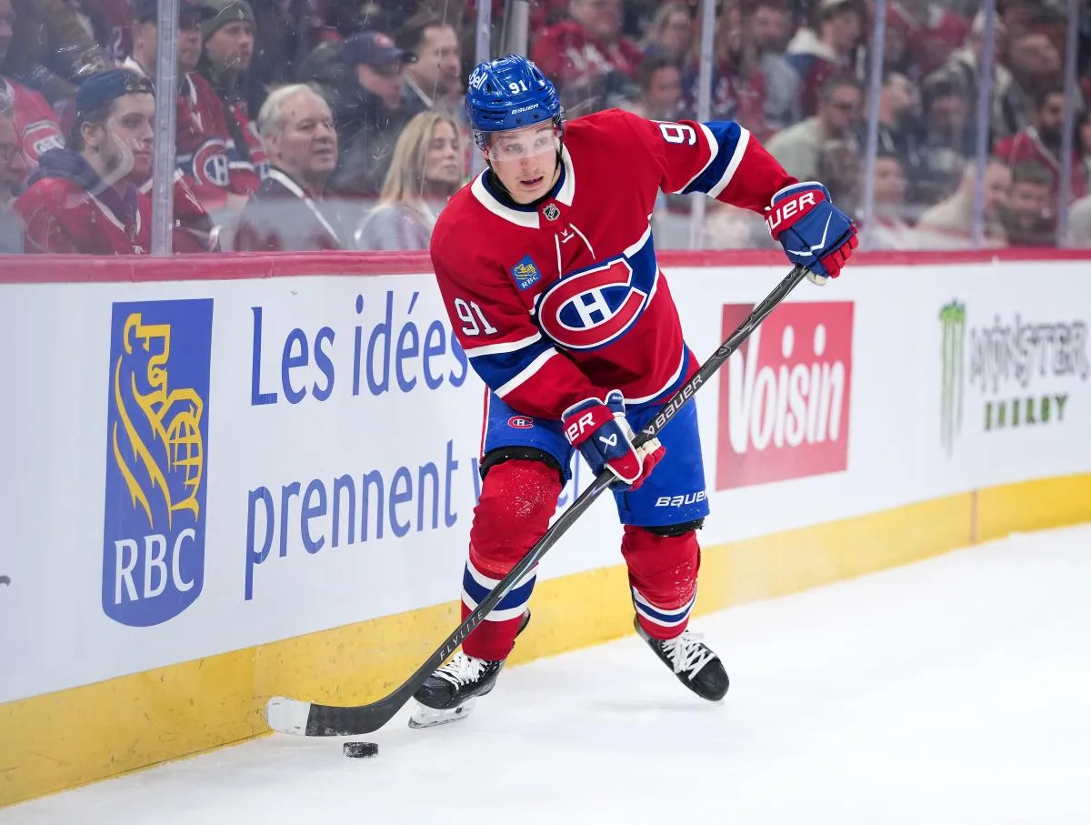 le joueur de hockey sur glace des Canadiens de Montr&eacute;al, Oliver Kapanen (91), joue la rondelle contre le Wild du Minnesota lors du deuxi&egrave;me tiers-temps au Centre Bell.