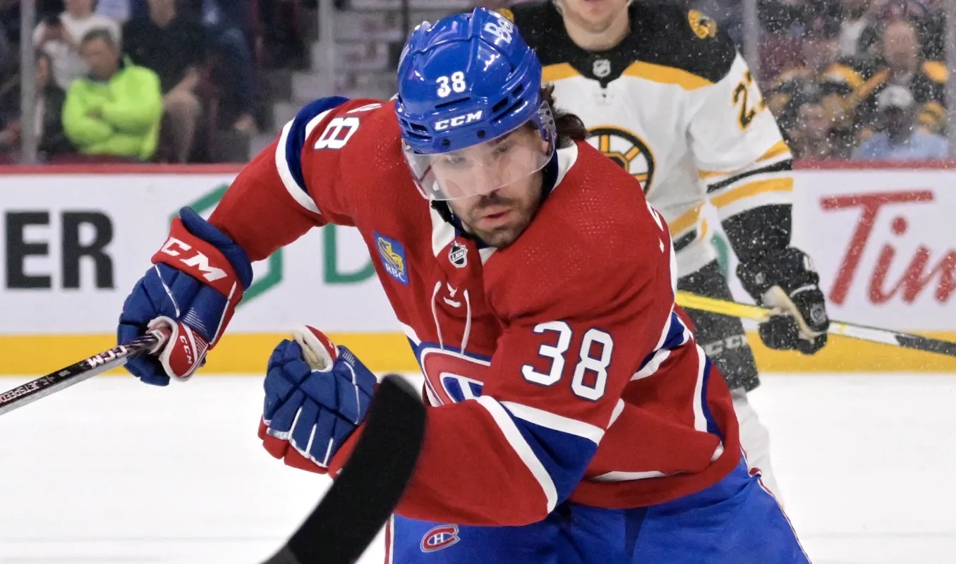 L'attaquant des Bruins de Boston David Pastrnak (88) joue le palet et l'attaquant des Canadiens de Montr&eacute;al Joel Teasdale (38) d&eacute;fend pendant la premi&egrave;re p&eacute;riode au Centre Bell.