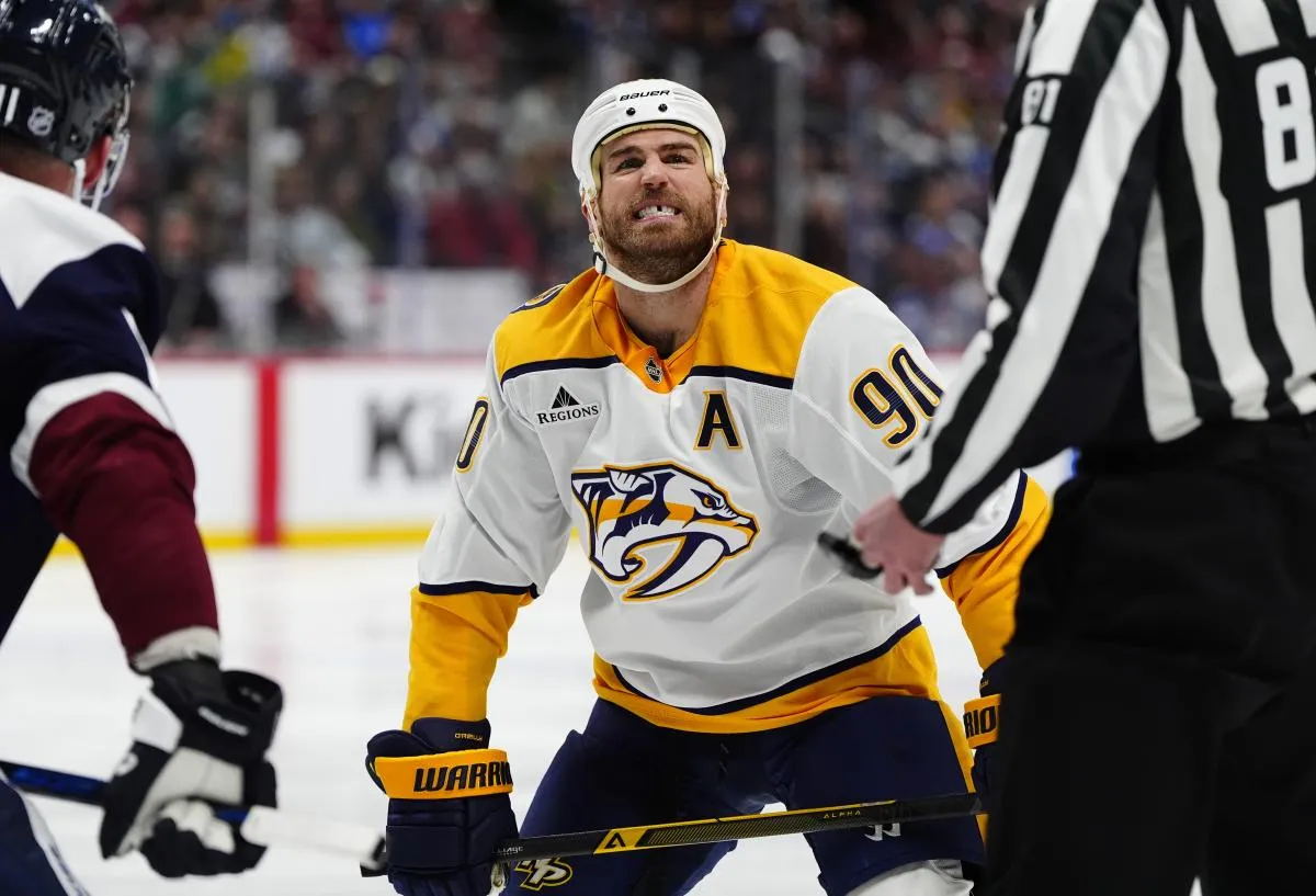 Le 16 janvier 2026, &agrave; Denver, dans le Colorado (&Eacute;tats-Unis), le centre des Nashville Predators, Ryan O'Reilly (90), r&eacute;agit &agrave; son expulsion lors d'une mise au jeu en troisi&egrave;me p&eacute;riode contre les Nashville Predators, au Ball Arena.
