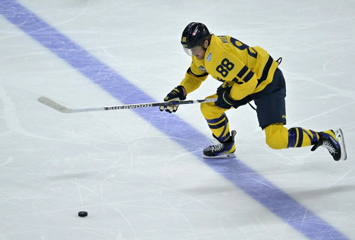 [Imagn Images direct customers only] Team Sweden forward William Nylander (88) plays the puck against Team Finland in the second period during a 4 Nations Face-Off ice hockey game at the Bell Centre.