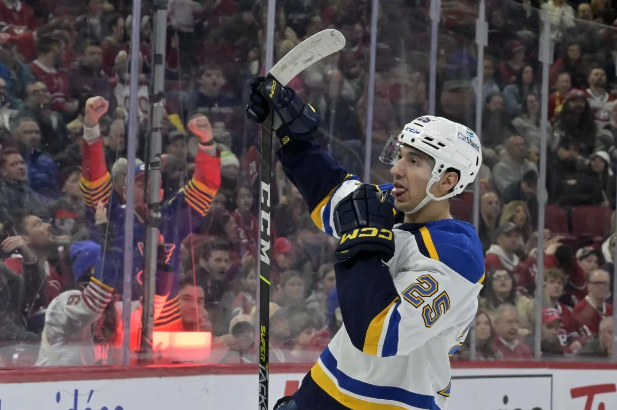 L'attaquant des Blues de Saint-Louis Jordan Kyrou (25) c&eacute;l&egrave;bre apr&egrave;s avoir marqu&eacute; un but contre les Canadiens de Montr&eacute;al lors de la premi&egrave;re p&eacute;riode au Centre Bell.