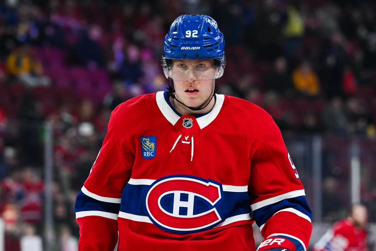 Patrik Laine (92), ailier droit des Canadiens de Montr&eacute;al, observe l'&eacute;chauffement avant le match contre les Rangers de New York au Centre Bell.