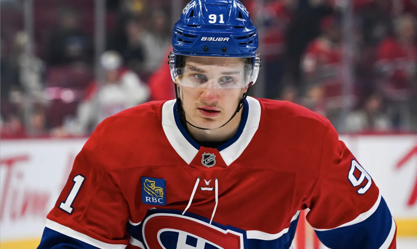 Oliver Kapanen (91), centre des Canadiens de Montr&eacute;al, observe l'&eacute;chauffement avant le match contre les Flyers de Philadelphie au Centre Bell.