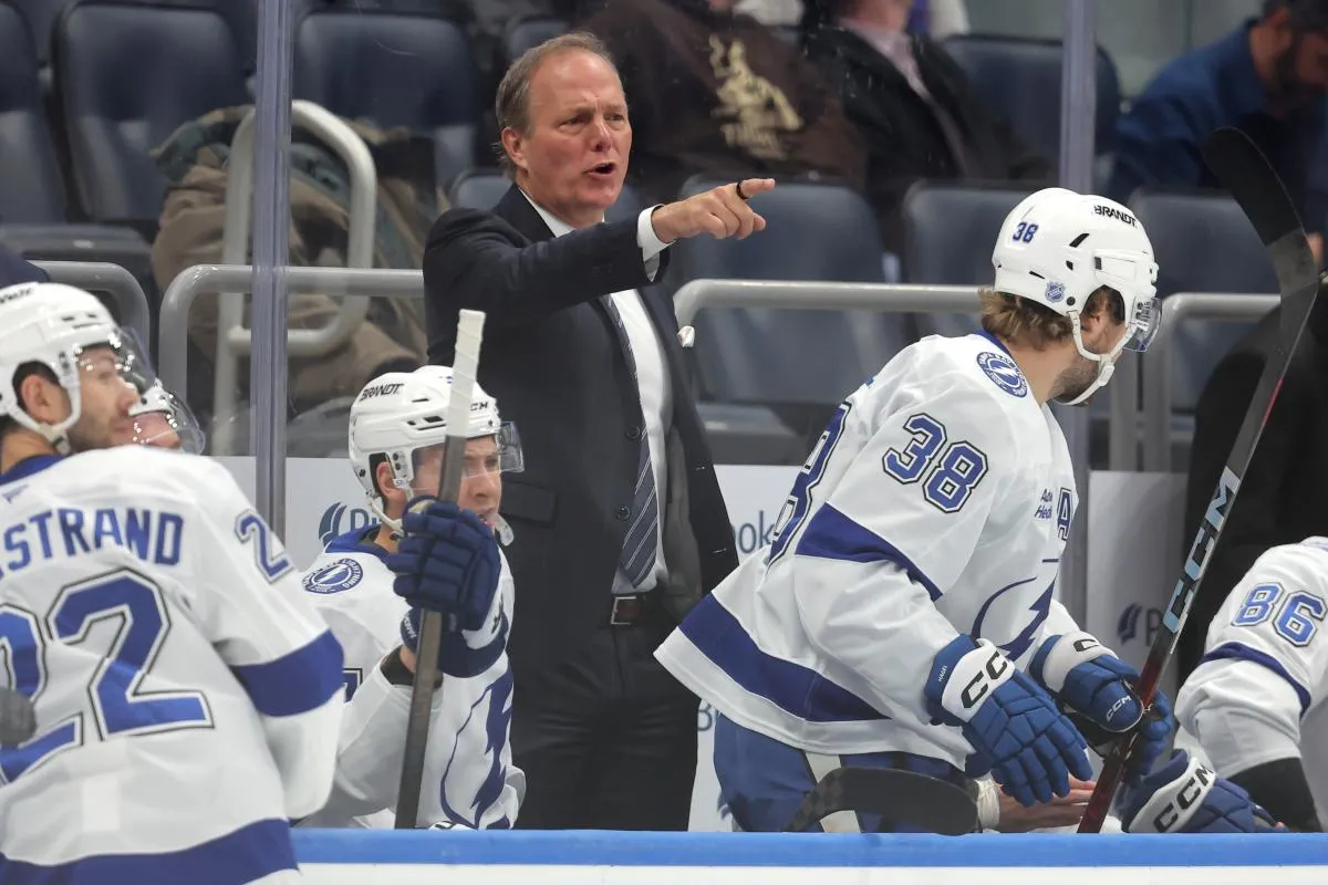 Jon Cooper, entra&icirc;neur principal du Tampa Bay Lightning, dirige son &eacute;quipe contre les New York Islanders pendant la premi&egrave;re p&eacute;riode &agrave; l'UBS Arena.