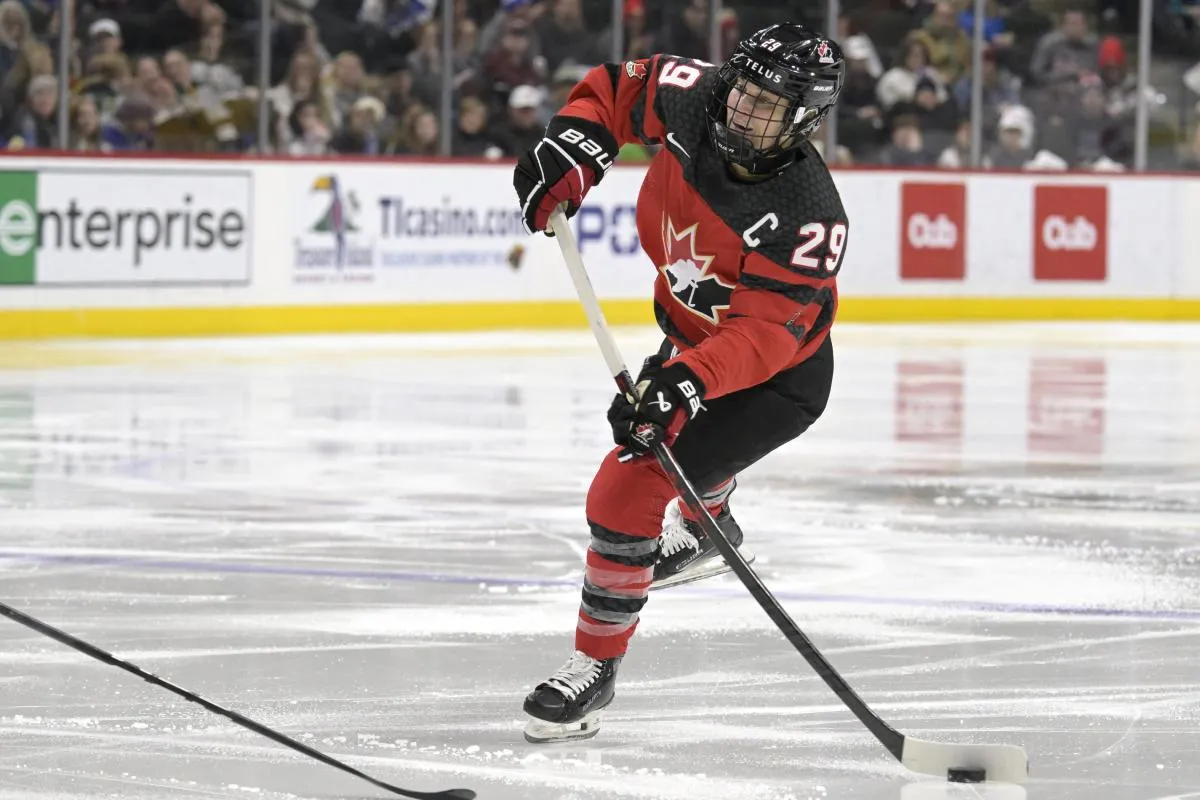 L'attaquante canadienne Marie-Philip Poulin (29) marque un but en sup&eacute;riorit&eacute; num&eacute;rique contre l'&eacute;quipe am&eacute;ricaine lors de la deuxi&egrave;me p&eacute;riode d'un match de hockey sur glace f&eacute;minin de la Rivalry Series &agrave; l'Xcel Energy Center.
