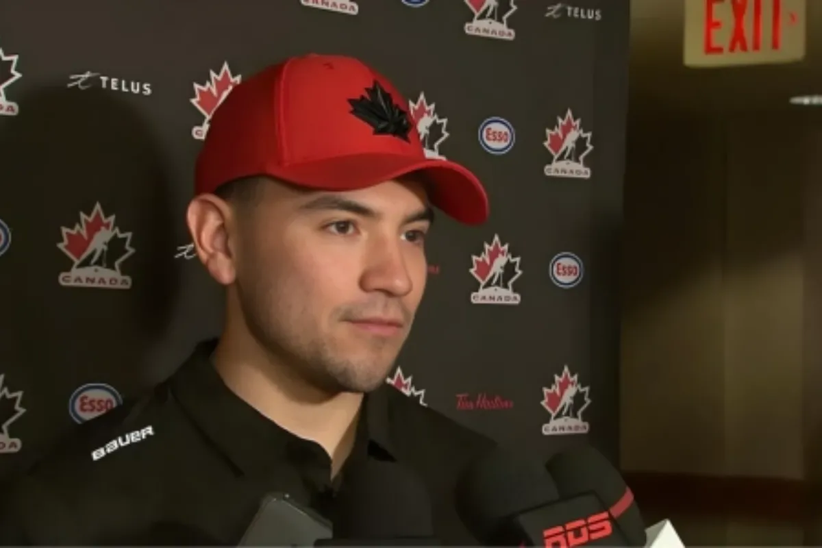 Des nouvelles images surprenantes de Nick Suzuki et il est bien accompagn&eacute;