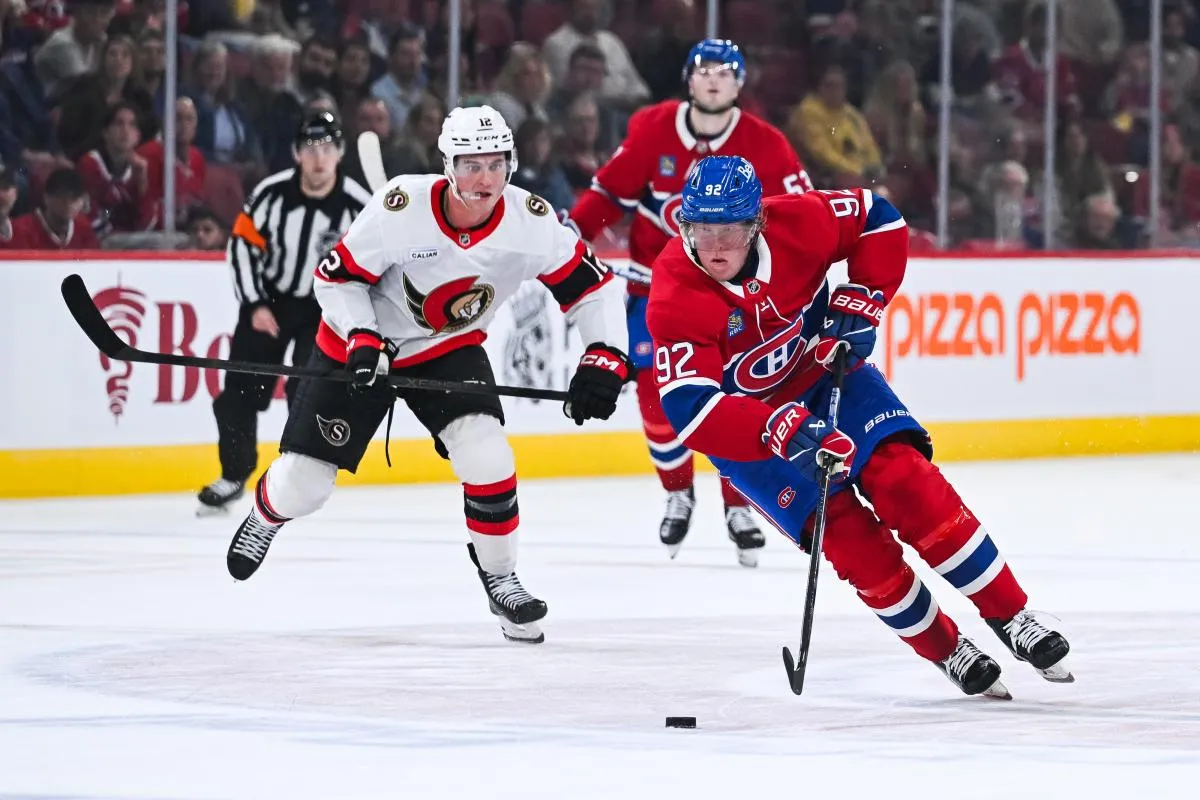 L'ailier droit des Canadiens de Montr&eacute;al Patrik Laine (92) joue le palet contre le centre des S&eacute;nateurs d'Ottawa Shane Pinto (12) pendant la premi&egrave;re p&eacute;riode au Centre Bell.