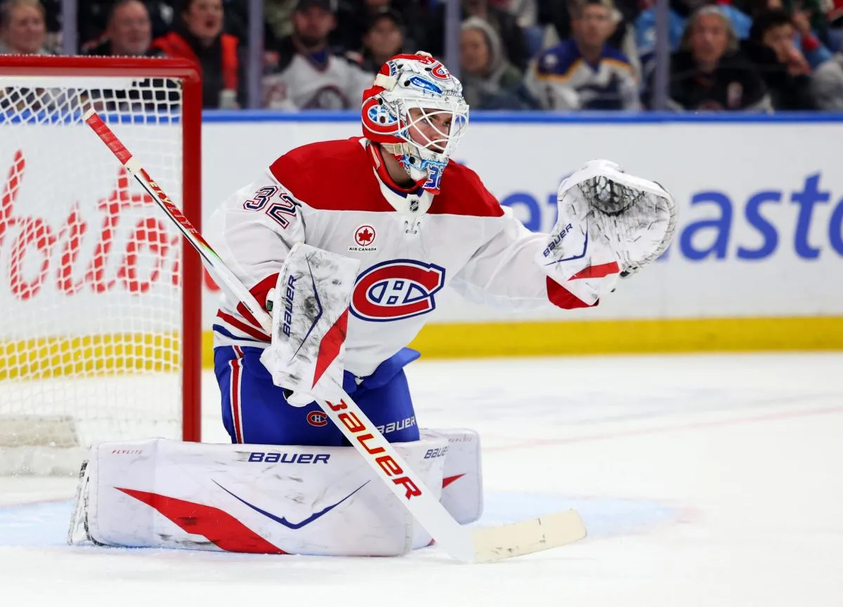 Le gardien de but des Canadiens de Montr&eacute;al, Jacob Fowler (32), tente d'effectuer un arr&ecirc;t au cours de la deuxi&egrave;me p&eacute;riode contre les Sabres de Buffalo au KeyBank Center.