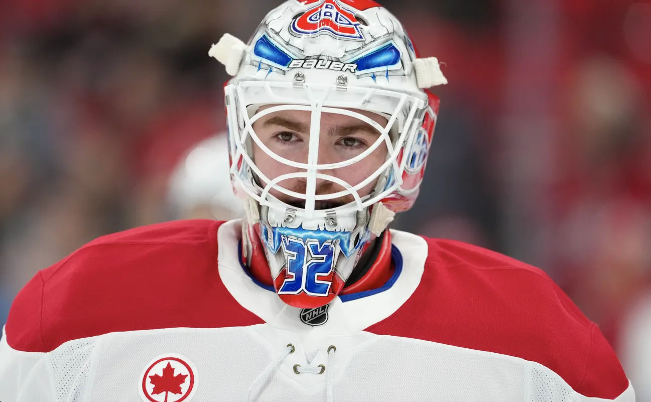 Le gardien de but des Canadiens de Montr&eacute;al, Jacob Fowler (32), observe l'&eacute;chauffement avant le match contre les Hurricanes de la Caroline au Lenovo Center.