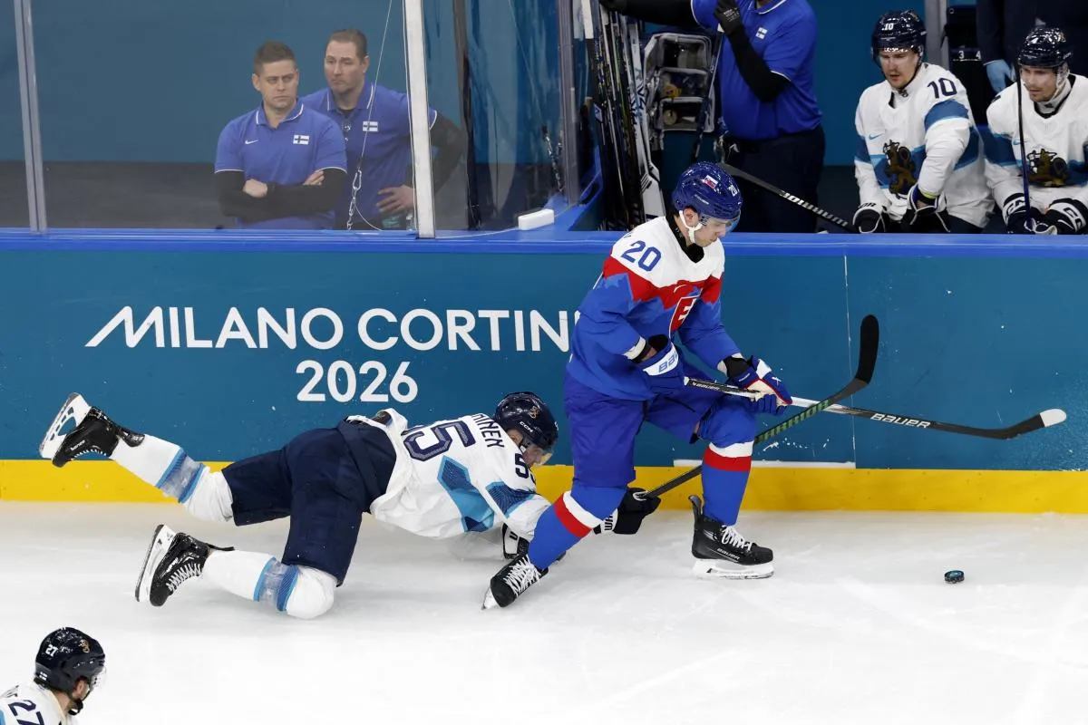 Rasmus Ristolainen (Finlande) en action face &agrave; Juraj Slafkovsky (Slovaquie) lors du match de hockey sur glace masculin du groupe B des Jeux olympiques d'hiver Milano Cortina 2026 &agrave; la Milano Santagiulia Ice Hockey Arena.
