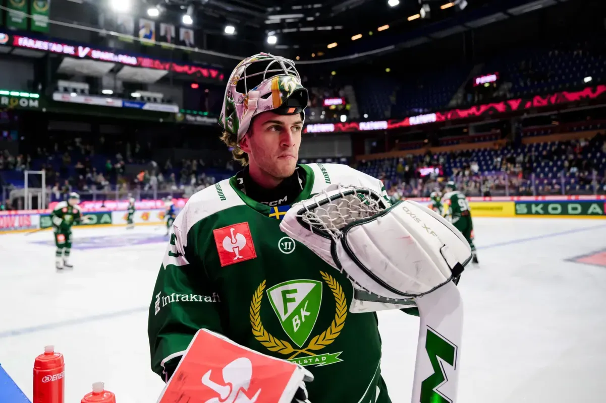 Team Italy goalie Damian Clara