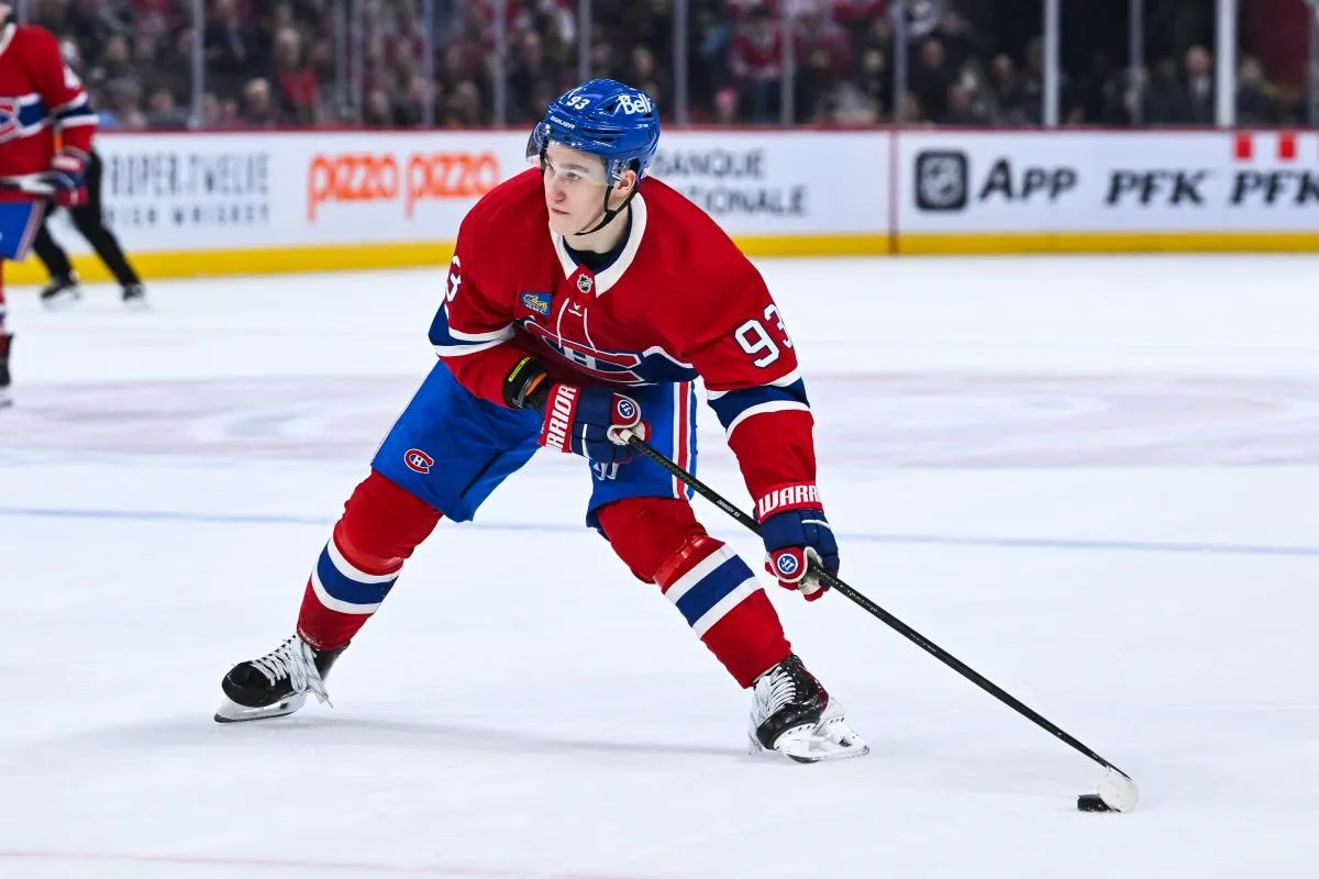 L'ailier droit des Canadiens de Montr&eacute;al Ivan Demidov (93) joue la rondelle contre les Canucks de Vancouver pendant la deuxi&egrave;me p&eacute;riode au Centre Bell.