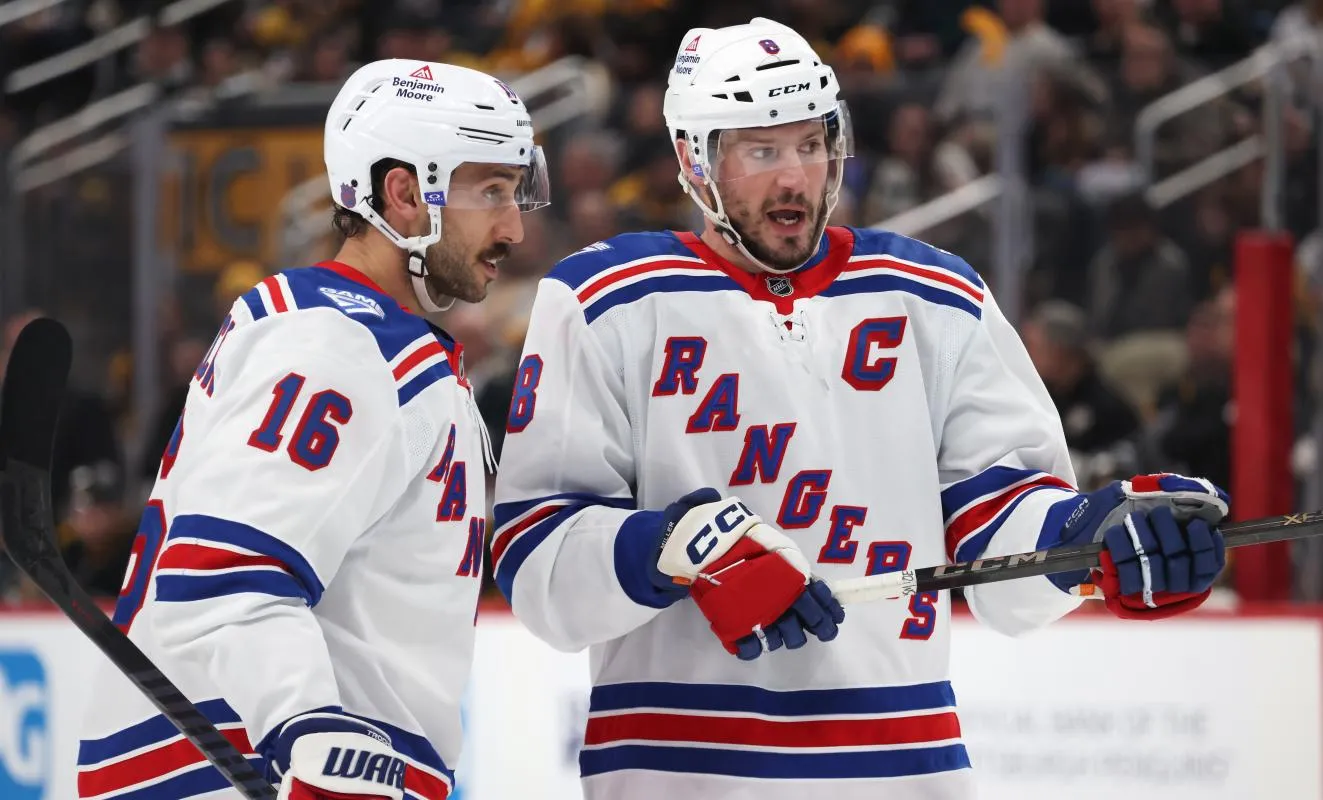 Vincent Trocheck (16), centre des Rangers de New York, et J.T. Miller (&agrave; droite), centre, discutent sur la glace pendant le match contre les Penguins de Pittsburgh au cours de la deuxi&egrave;me p&eacute;riode au PPG Paints Arena.