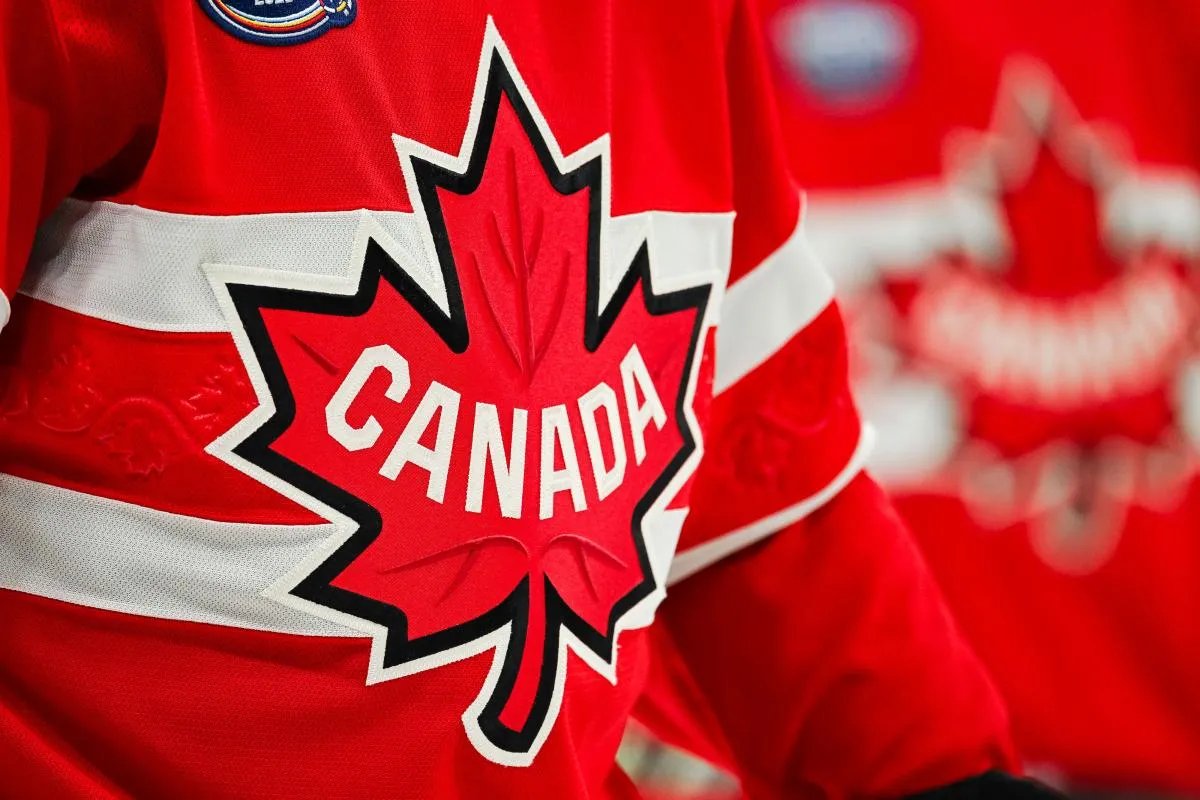 Vue du logo de l'&eacute;quipe canadienne sur le maillot port&eacute; par un membre de l'&eacute;quipe lors d'un match de hockey sur glace du tournoi 4 Nations Face-Off au Centre Bell.