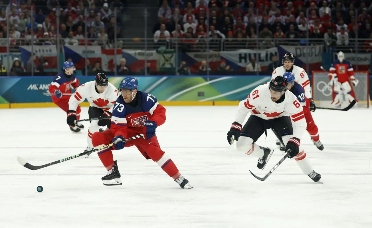 Ondrej Kase (R&eacute;publique tch&egrave;que) en action face &agrave; Mark Stone (Canada) lors d'un match de hockey sur glace masculin du groupe A pendant les Jeux olympiques d'hiver Milano Cortina 2026 &agrave; la Milano Santagiulia Ice Hockey Arena.