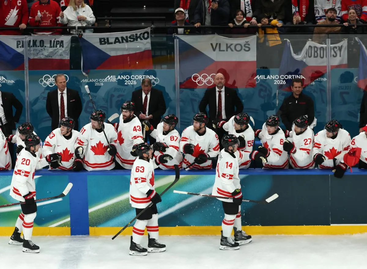 Bo Horvat (Canada) c&eacute;l&egrave;bre avec ses co&eacute;quipiers le troisi&egrave;me but de son &eacute;quipe contre la Tch&eacute;quie lors d'un match de hockey sur glace masculin du groupe A des Jeux olympiques d'hiver de Milan-Cortina 2026, &agrave; la patinoire de Milan-Santagiulia.