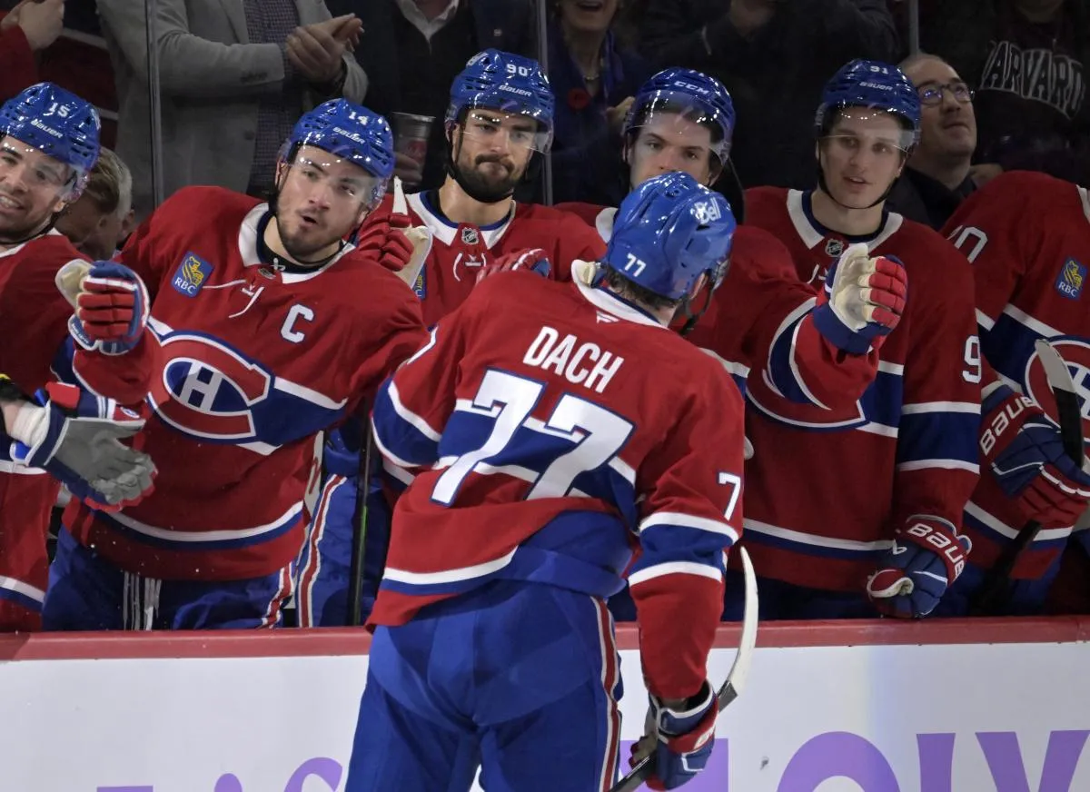 L'attaquant des Canadiens de Montr&eacute;al Kirby Dach (77) c&eacute;l&egrave;bre avec ses co&eacute;quipiers apr&egrave;s avoir marqu&eacute; un but contre les Mammoth de l'Utah au cours de la troisi&egrave;me p&eacute;riode au Centre Bell.