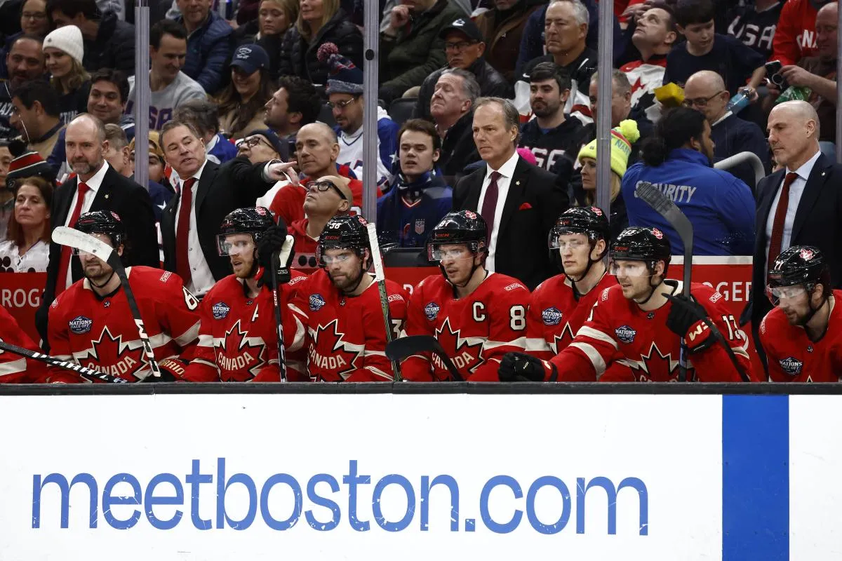 Les entra&icirc;neurs de l'&eacute;quipe canadienne, de gauche &agrave; droite, Peter DeBoer, Bruce Cassidy, Jon Cooper et Rick Tocchet lors du match de championnat de hockey sur glace 4 Nations Face-Off contre les &Eacute;tats-Unis au TD Garden.