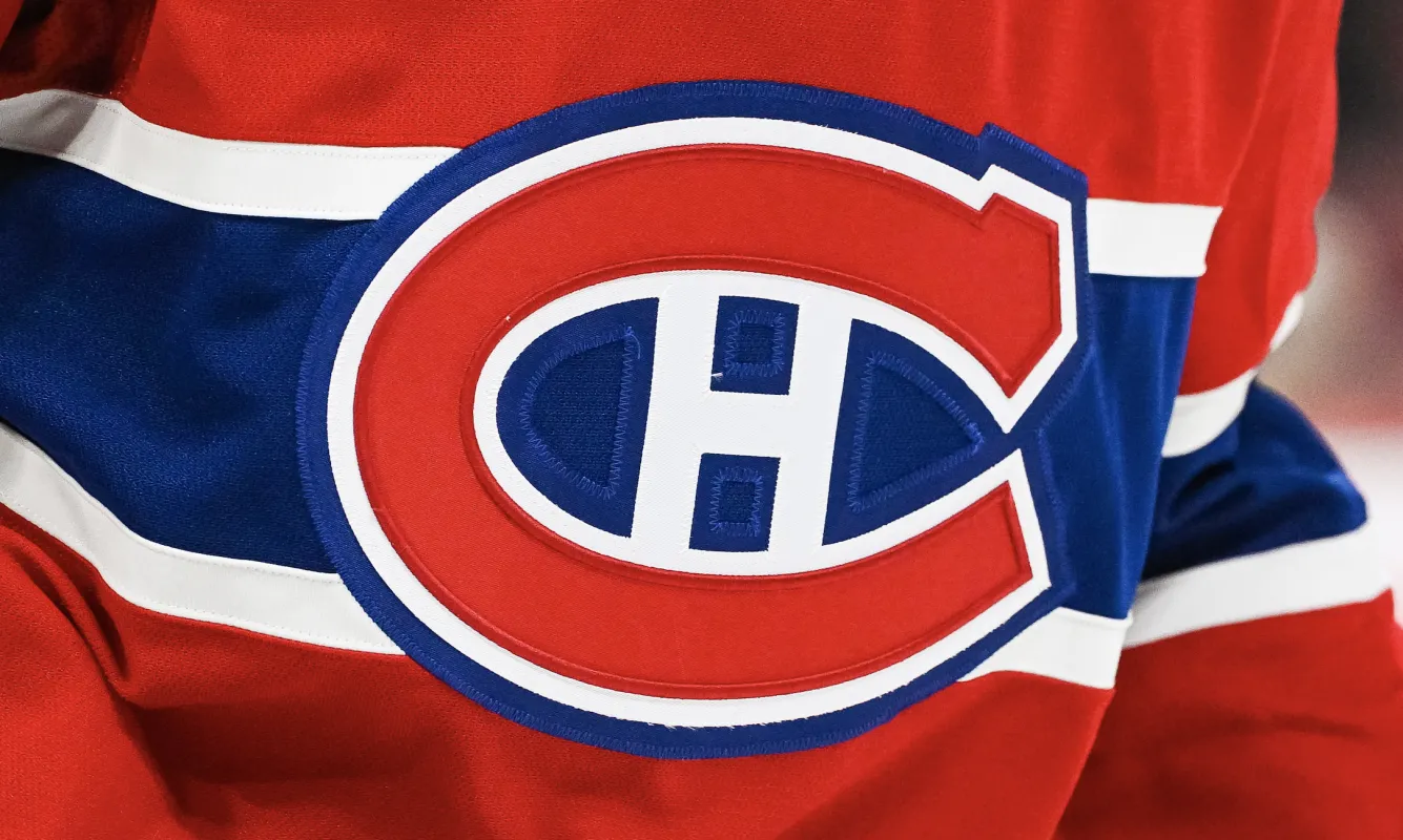 Vue du logo des Canadiens de Montr&eacute;al sur le maillot port&eacute; par un membre de l'&eacute;quipe lors du match contre les Red Wings de D&eacute;troit au cours de la troisi&egrave;me p&eacute;riode au Centre Bell.