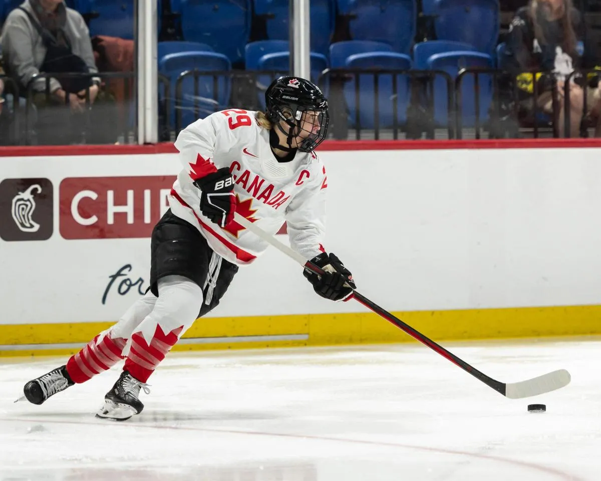 La Canadienne Marie-Philip Poulin cherche une passe au Adirondack Bank Center &agrave; Utica, dans l'&Eacute;tat de New York, le vendredi 5 avril 2024.