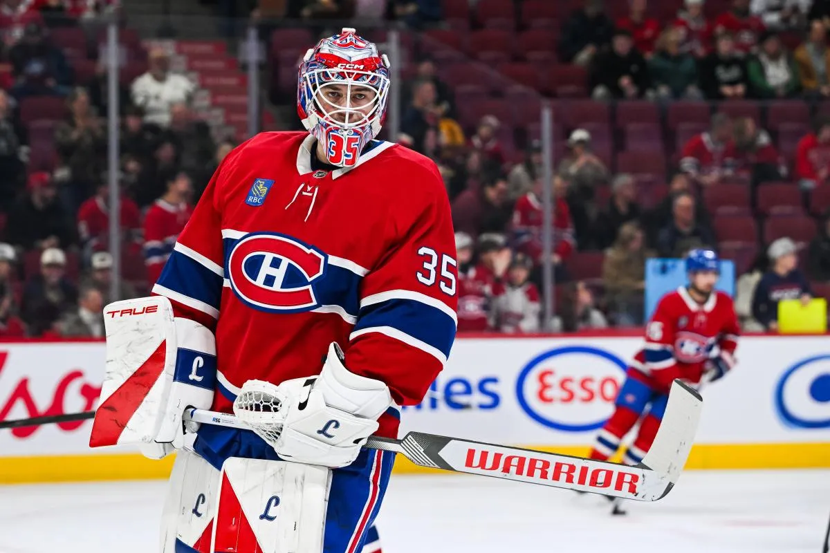 Le gardien des Canadiens de Montr&eacute;al, Sam Montembeault (35), observe l'&eacute;chauffement avant le match contre les Stars de Dallas au Centre Bell.