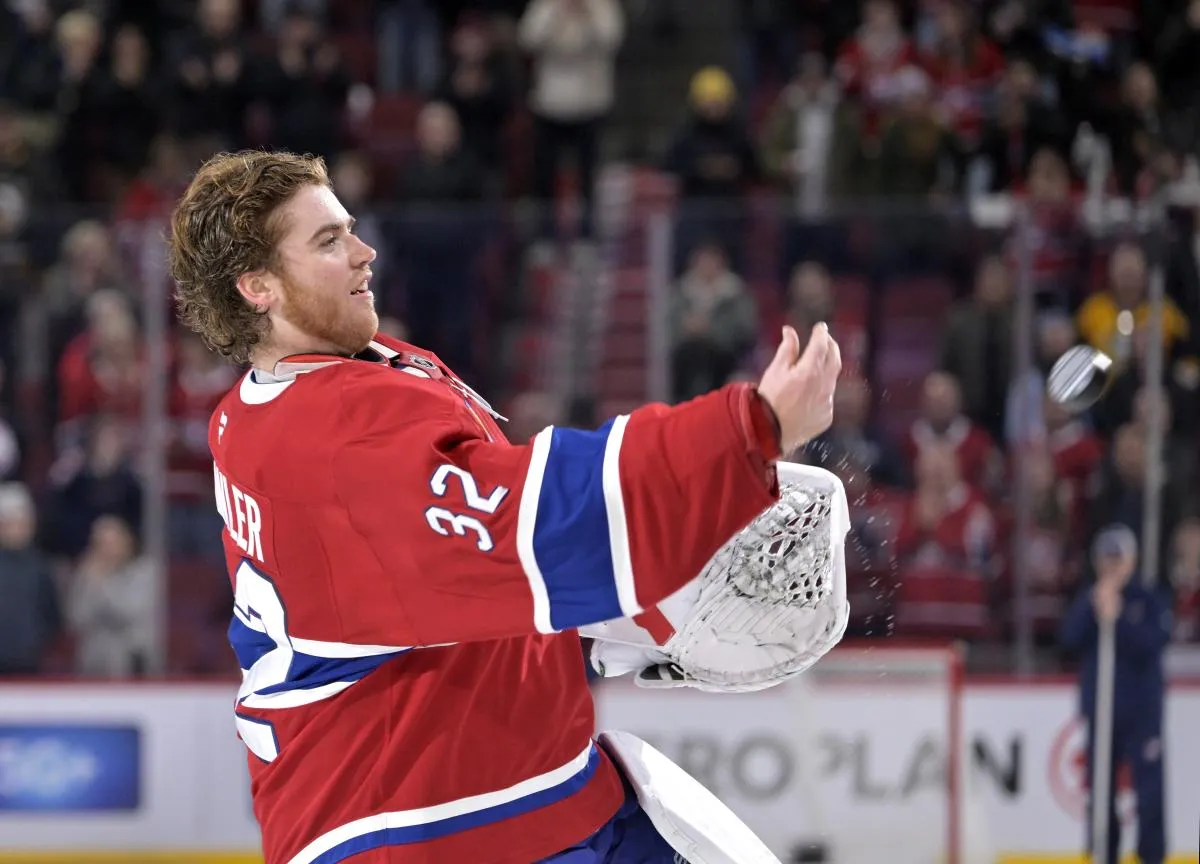 Le gardien des Canadiens de Montr&eacute;al, Jacob Fowler (32), lance une rondelle en mousse aux partisans apr&egrave;s la victoire contre les Penguins de Pittsburgh au Centre Bell.