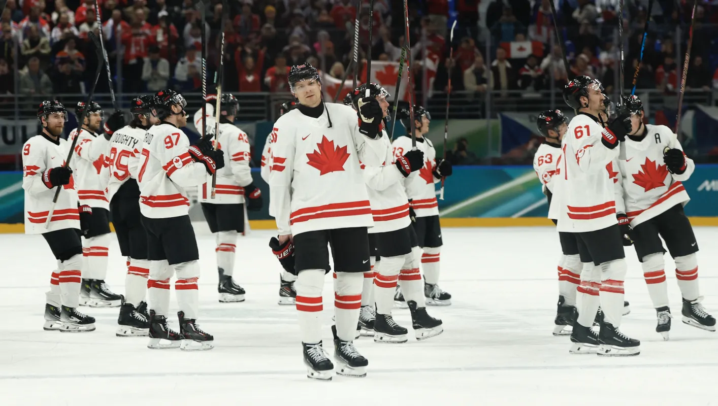 Les joueurs canadiens c&eacute;l&egrave;brent leur victoire apr&egrave;s le match contre la R&eacute;publique tch&egrave;que dans le cadre du groupe A du tournoi masculin de hockey sur glace des Jeux olympiques d'hiver Milano Cortina 2026 &agrave; la Milano Santagiulia Ice Hockey Arena.