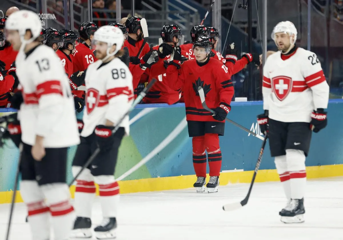 Macklin Celebrini, du Canada, c&eacute;l&egrave;bre apr&egrave;s avoir marqu&eacute; le troisi&egrave;me but contre la Suisse lors du match de hockey sur glace masculin du groupe A pendant les Jeux olympiques d'hiver de Milan-Cortina 2026 &agrave; la patinoire Milano Santagiulia Ice Hockey Arena.
