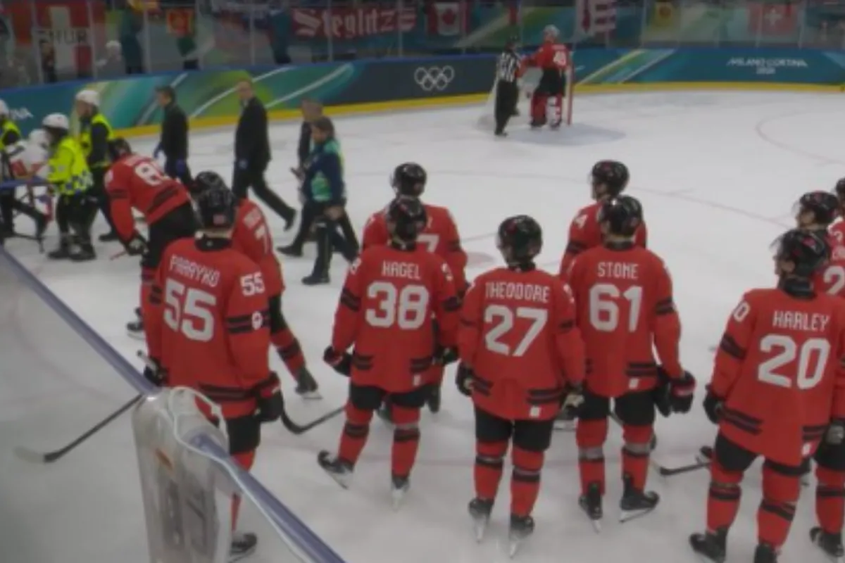 Sc&egrave;ne inqui&eacute;tante lors du match d'&Eacute;quipe Canada et un joueur quitte sur une civi&egrave;re
