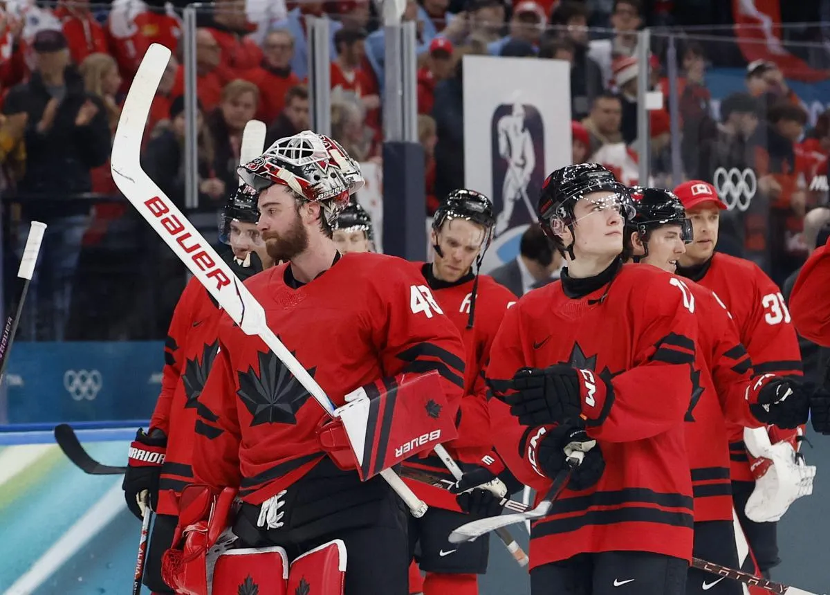 Les joueurs canadiens c&eacute;l&egrave;brent leur victoire apr&egrave;s le match contre la Suisse dans le groupe A du tournoi masculin de hockey sur glace lors des Jeux olympiques d'hiver Milano Cortina 2026 &agrave; la Milano Santagiulia Ice Hockey Arena.