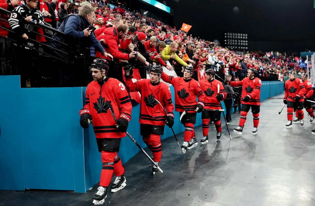 Les joueurs canadiens tapent dans la main des supporters &agrave; leur sortie de la patinoire apr&egrave;s leur match contre la Suisse, comptant pour le groupe A du tournoi de hockey sur glace masculin des Jeux olympiques d'hiver de Milan-Cortina 2026, &agrave; la patinoire de Milan-Santagiulia.