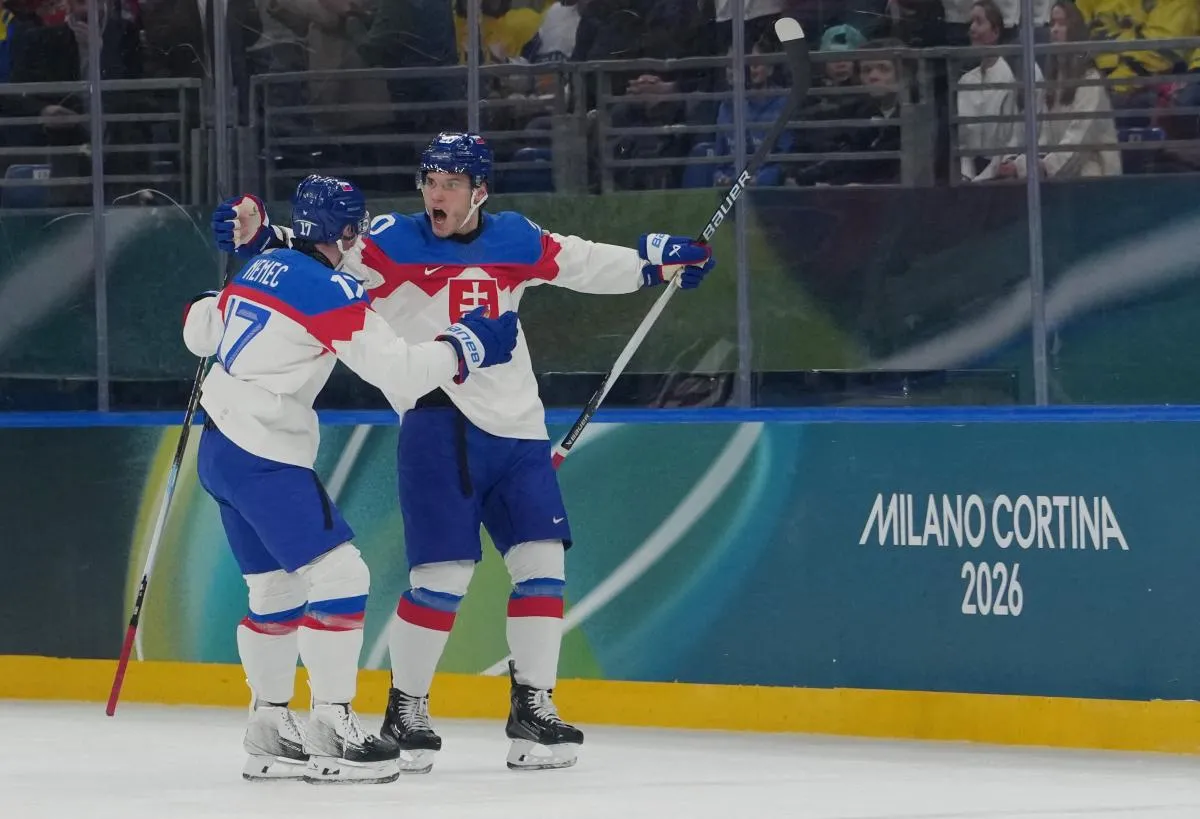 Juraj Slafkovsky, de Slovaquie, c&eacute;l&egrave;bre son premier but avec Simon Nemec, &eacute;galement de Slovaquie, lors d'un match de hockey sur glace masculin du groupe B pendant les Jeux olympiques d'hiver de Milan-Cortina 2026, &agrave; la patinoire Milano Santagiulia Ice Hockey Arena.