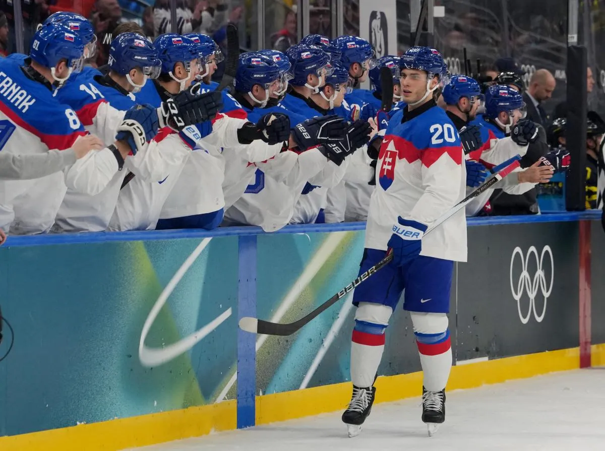 Juraj Slafkovsky, de Slovaquie, c&eacute;l&egrave;bre son premier but avec ses co&eacute;quipiers lors d'un match de hockey sur glace masculin du groupe B pendant les Jeux olympiques d'hiver de Milan-Cortina 2026, &agrave; la patinoire Milano Santagiulia Ice Hockey Arena.
